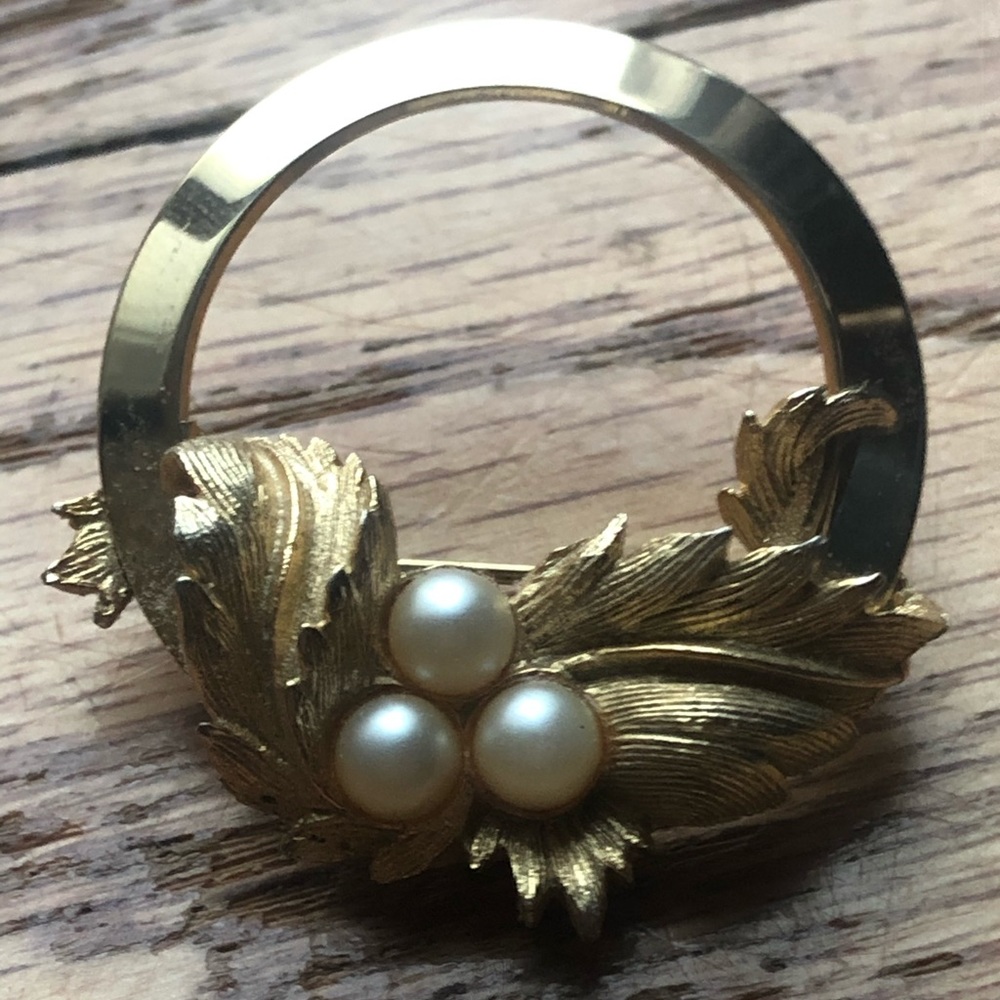 Vintage Sarah Coventry Faux Pearl Round Pin